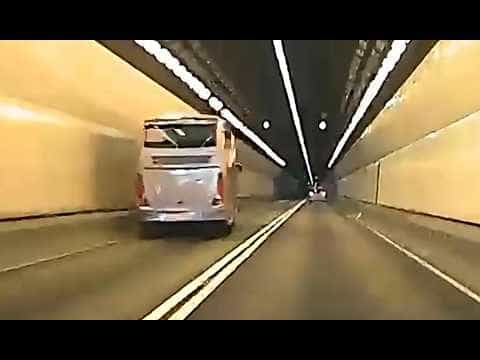 車CAM直擊 - 旅遊巴城隧管道內自炒撞壆 司機昏迷送院後不治