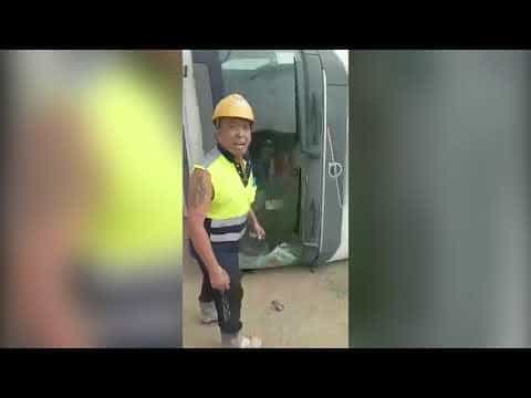 直擊 - (意外後現場） 泥頭車衝落山翻側