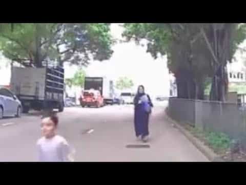 車CAM直擊 - 南亞小朋友路中心奔跑 女子狂奔力追