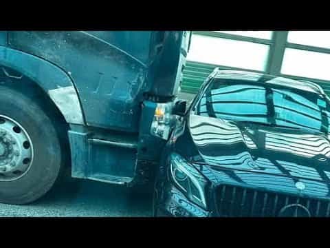 車CAM直擊 - 屯門公路 貨櫃車切線推橫Benz