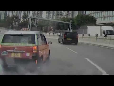 車CAM直擊 - YV1213 到底係咩驅使你係橫風橫雨的環境下抽頭踩影線過我，前我一個車位？？