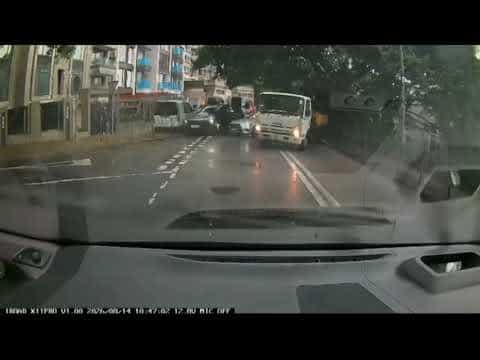 車CAM直擊 - 恐怖交通意外😱 吊雞車溜後衝落斜撞私家車