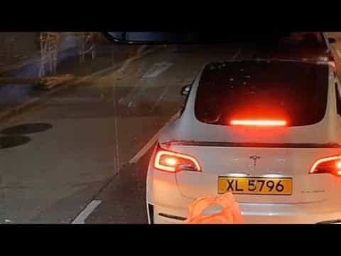 車CAM直擊 - Teslun XL5796 撞飛路人 (轉載)