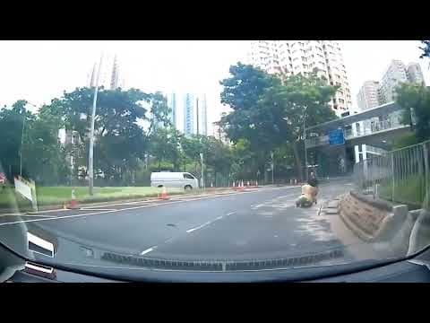 車CAM直擊 - 柴灣 識呢位婆婆嘅人真係要提下佢 唔好再係迴旋處推野行了