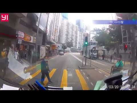 車CAM直擊 - 一開始驚架的士抽出來， 估唔到阿婆係到行出嚟， 你嘅高度啱啱好俾架的士遮咗， 婆婆珍惜生命呀！