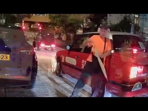 車CAM直擊 - 行動不便阿伯一閂門都未企穩 的士就開車成個人跌低