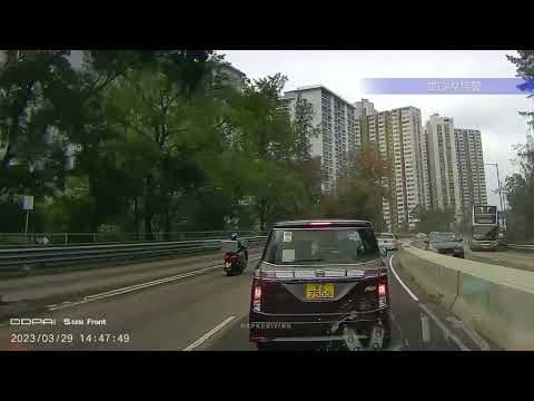 車CAM直擊 - 獅子山隧道公路 有車胎翻滾擊中私家車大銀幕 其後再降落電單車旁邊