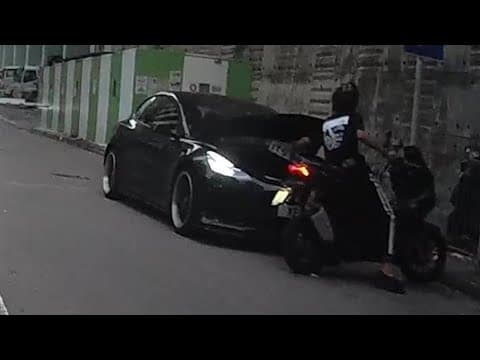 車CAM直擊 - 古古惑惑咁喎...電單車跟住Tesla出閘，再放個車牌落Tesla車頭箱 🤔🤔🤔🤔