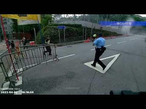 車CAM直擊 - 葵涌永孝街 貨倉外牆石屎墮下 事發一刻
