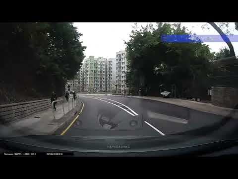 車CAM直擊 - 天雨落長命斜，行人亂過馬路，電話第一生命第二