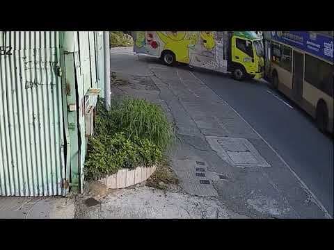 直擊 - 錦上路碧泉貨車與巴士相撞 事發一刻