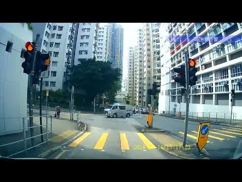 車CAM直擊 - 忠考街轉迦密村街，呢個情況大家會行定唔行？紅燈前入咗袋口位，行人綠燈