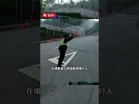 車Cam直擊 葵涌石屎擊中兩名途人 途經貨車司機：「行快兩步都冇命」#shorts ｜香港V