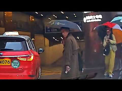 車CAM直擊 - 中港城對出 行人衝紅燈後舉中指 💩