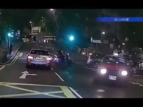 車CAM直擊 - 綿羊彈出比中指