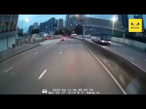 車CAM直擊｜的士佬又累一條人命，梨木樹外賣電單車攔腰撼的士