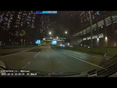 車CAM直擊 - 巴膠們危企路邊影相 仲係馬路上奔馳