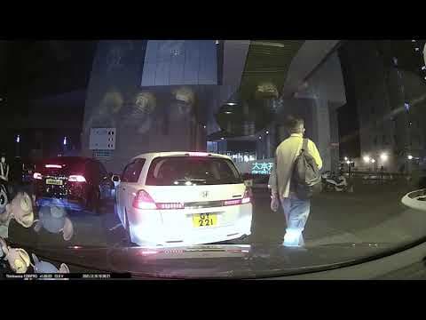 車CAM直擊 - 違例左轉後想打尖入大本型，Tesla見狀即刻封位，最後被職員趕走