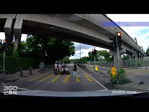 車CAM直擊 - 朗屏路電單車穿越斑馬線 當自己係行人