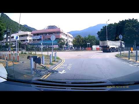 車CAM直擊 - 落車推過馬路咪好囉 😩 好彩無撞柱喳你