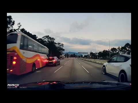 車CAM直擊 - 私家車高速公路中心疑似壞車 旅巴差啲炒落去