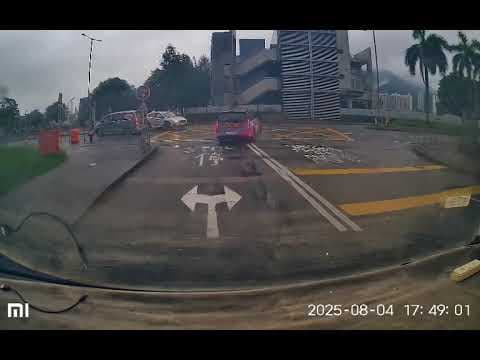 車CAM直擊 - 科學園路 兩車相撞 停線駛出白色車被T骨