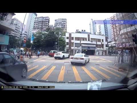 車CAM直擊 - 旺角道 的士衝燈被撞