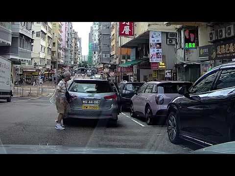 車CAM直擊 - 遇到開門L係一位輪椅婆婆，換轉係大家會點做？