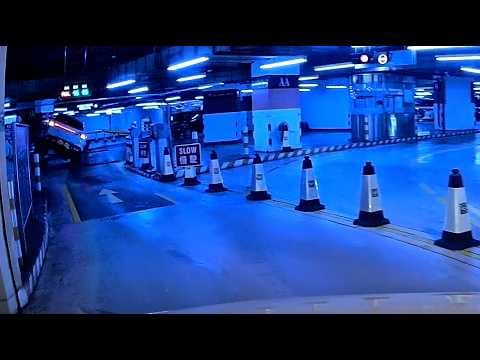 車CAM直擊 - 時代廣場停車場Benz入閘自炒 事發一刻