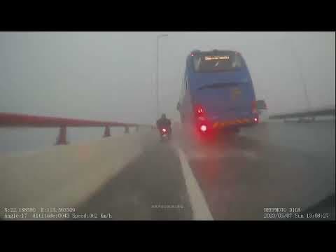 車CAM直擊 - (澳門) 電單車行路肩扒旅巴頭 撞正有壞車 唔死真係偷笑