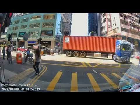 【車Cam直擊】柯柏文本人？！貨櫃十字路口「一手軚」調頭技驚四座   網民大讚司機好技術