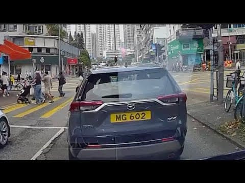 車CAM直擊 - 私家車衝燈被的士T骨 大埔寶鄉街 