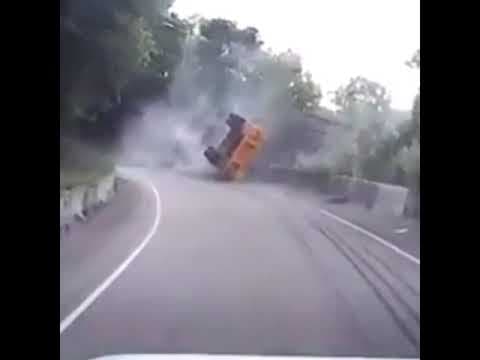 【車Cam直擊】天水圍貨櫃車翻側撞壆冒白煙！司機被困送院搶救不治｜嘮動新聞｜Channel C HK