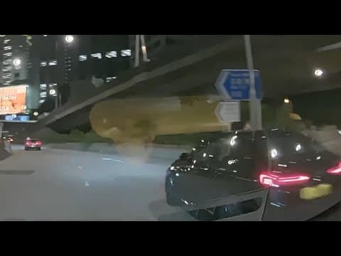 車CAM直擊 - (求車牌) 荃灣迴旋處  黑色寶馬內圈直射 險炒車 2025/10/23 8:35PM