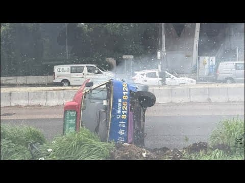 車CAM直擊 - 葵涌道 紅Van￼自炒翻側 冒出大量白煙