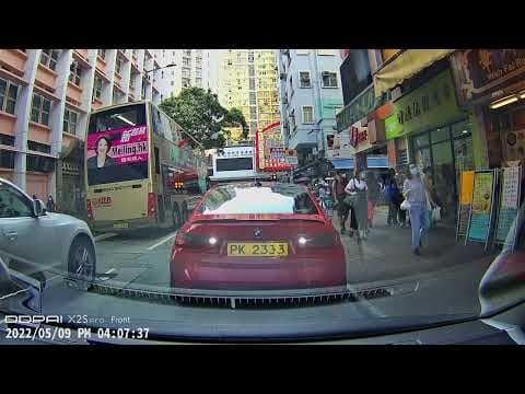 【車cam直擊】 依家啲女司機真係……見佢泊位甘辛苦後小小比佢泊，最後佢想頂死我唔比我出