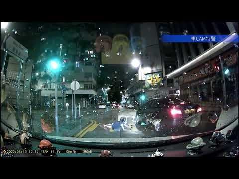 車CAM直擊 - 麼地道女子紅燈跑過馬路 臨撞一刻輕跳側身被撞倒地
