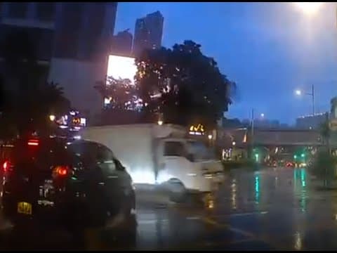 車CAM直擊 - (求車牌) 大河道楊屋道交界，白色貨車衝紅燈，片主差d死