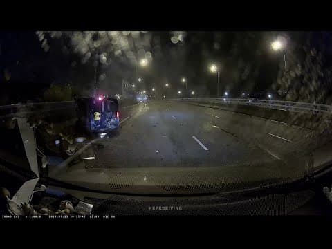 車CAM直擊 - 粉嶺公路近康樂園橋面 貨Van自炒翻側 2024/9/22 20:25