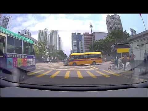 車CAM直擊 - 興華街校巴違例直去導致三車相撞