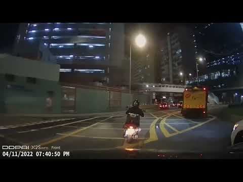 車CAM直擊 - 偉業街迴旋處兩車相撞 電單車司機被撞低