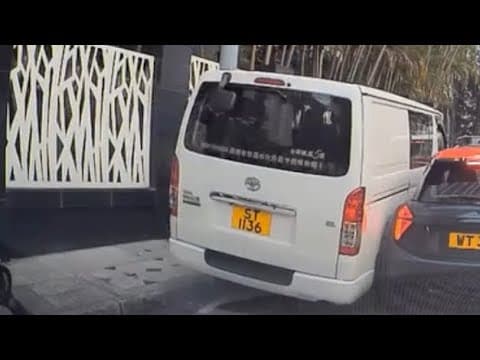 車CAM直擊 - 樂活道 貨Van 疑似失控鏟行人路撞車 