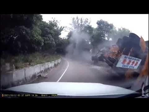 車CAM直擊 - 元朗高速方向屯門落洪天路　貨櫃車翻側