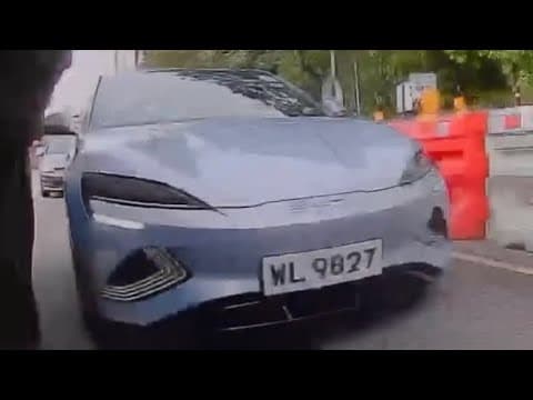 車CAM直擊 - 呢位司機到底望緊咩？自己條線點行都好似唔清唔楚 (轉載)