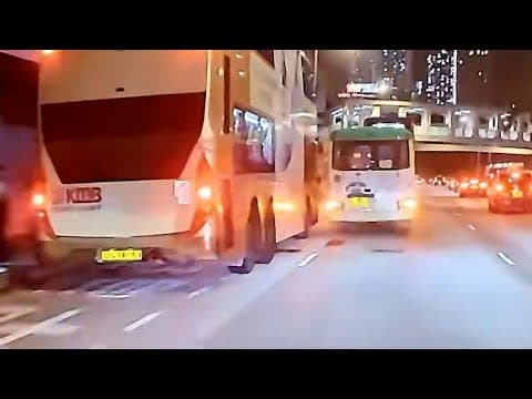 車CAM直擊 - 觀塘道綠Van與九巴相撞 🤦‍♂️ 小巴佬你車尾都未過人地，點入線？