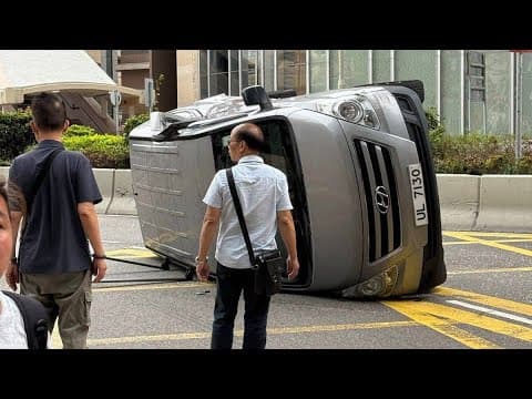 車CAM直擊 - 大圍美田路 H1貨Van衝紅燈與巴士相撞後翻側 (轉載) 
