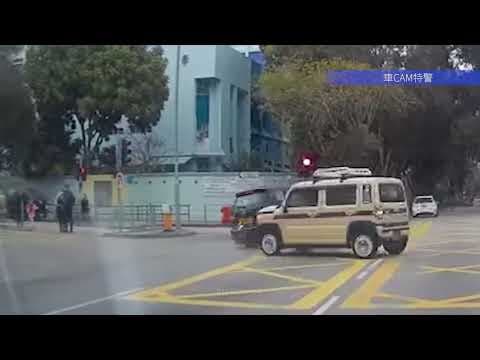 車CAM直擊 - 沙頭角公路近龍昌 私家車衝燈被撞 途人及時閃避