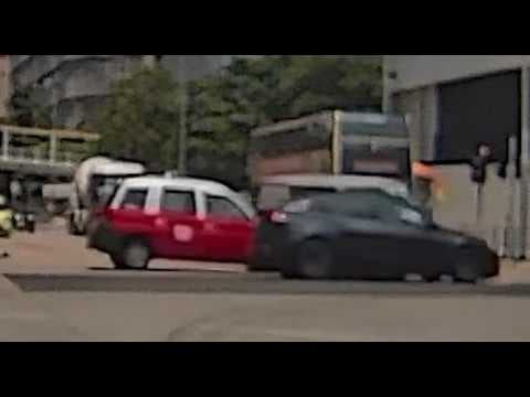 車CAM直擊 - 啟祥道 貨Van衝紅燈三車相撞 救護車極速到場