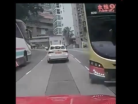 車CAM直擊 - 薄扶林道 37B城巴疑行錯路急扭 的士捱撞