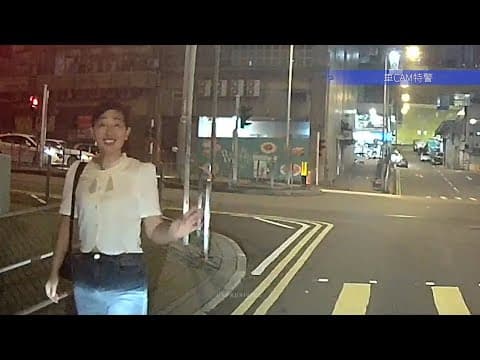 車CAM直擊 - 懷疑企圖行騙 奇怪女子突然行近紅燈車輛 要求對話